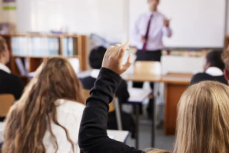 Profesorii nu mai vor să fie singuri în fața violenței! Declic cere legi mai dure și protecție reală pentru profesorii amenințați sau agresați
