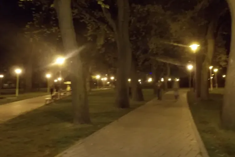 Coșmar pe strada Dunării din Cluj-Napoca: Parc plin de cioburi, bancă stropită cu ulei și tineri care beau și țipă seară de seară. Vecinii cer patrule