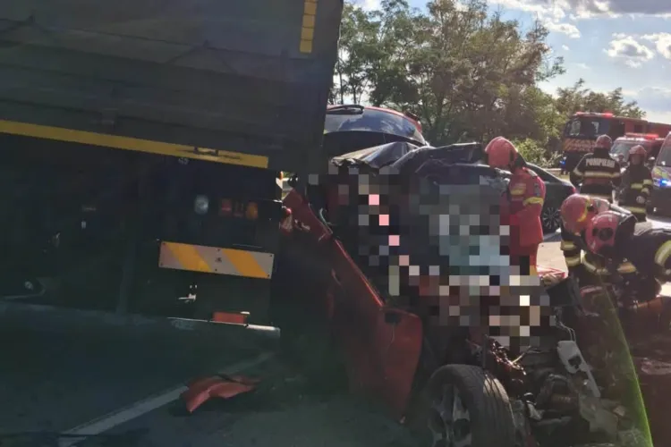 Un camion militar și trei mașini implicate într-un accident extrem de grav pe E60. Doi tineri și un copilaș de trei ani au murit. Un bărbat, încarcerat
