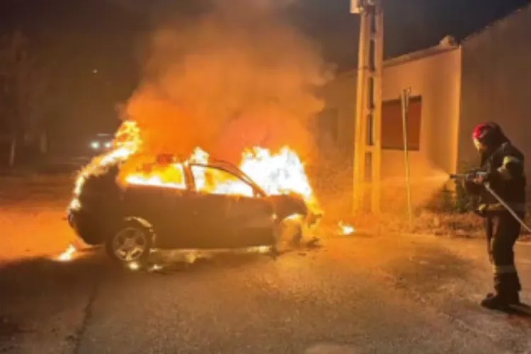 Mașină abandonată, cuprinsă de flăcări în Cluj! Pompierii au intervenit de urgență: Autoturismul s-a făcut scrum