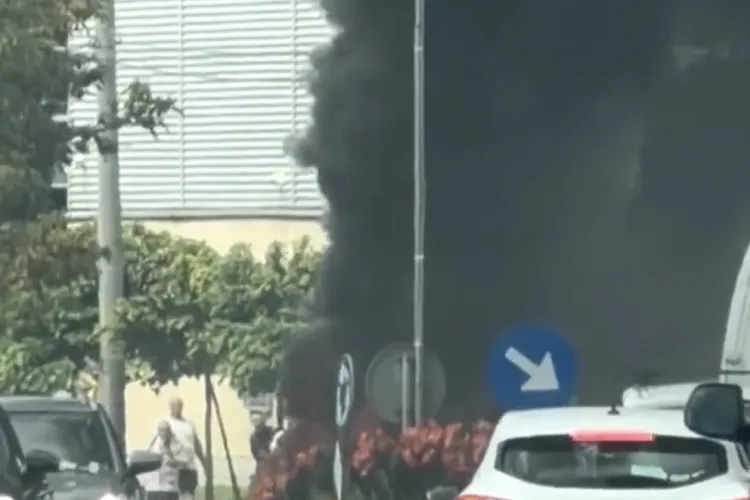 VIDEO. Mașină cuprinsă de flăcări! Fum negru și dens s-a ridicat deasupra zonei, iar pompierii intervin chiar acum pentru stingerea incendiului violent