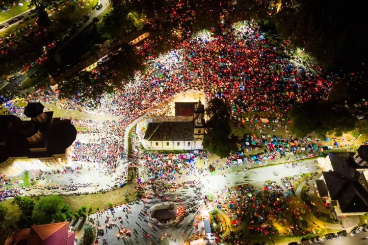 VIDEO. Imagini superbe de la pelerinajul de la Mănăstirea Nicula! Mii de lumânări aprinse au transformat noaptea într-un adevărat spectacol de lumină