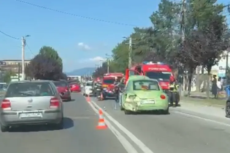 O clujeancă de 23 de ani, implicată într-un accident în lanț. Un șofer băut a intrat în mașina ei și a proiectat-o într-un alt autoturism