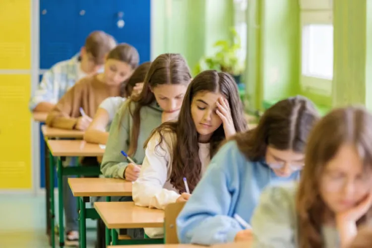Elevii de clasa a VIII-a, „cobai” pentru un experiment respins acum 27 de ani! Liceele își vor corecta singure examenele, fără camere video în săli