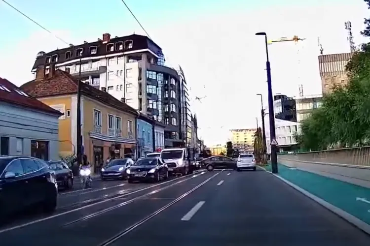 VIDEO. S-au „pupat” în centrul Clujului, după ce un șofer obosit de traficul de la UNTOLD a făcut o „românească” pe linia de tramvai: Așa NU!