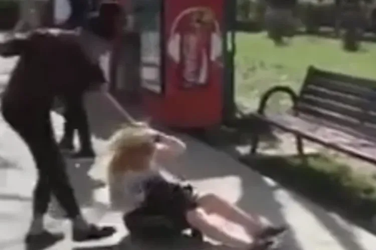 Bătaie cruntă într-un parc din Cluj: Un bărbat a snopit o femeie cu lovituri în cap, chiar în fața a mai multor copii care au văzut totul