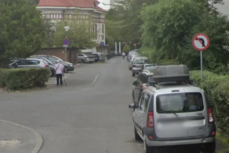 Problema care îi scoate din minți pe locatarii unei străzi din Cluj-Napoca: Trotuarul e ocupat de mașini, iar copiii ies practic direct în fața lor