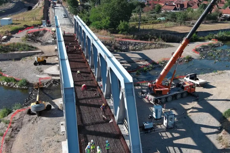 Cifrele care spun totul despre calea ferată Cluj-Napoca – Oradea: Două loturi aproape gata, iar unul a rămas mult în urmă, la doar 36% din lucrări