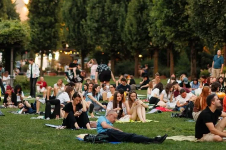 Movie Nights revine la Cluj! O seară de comedie romantică, popcorn, tombolă cu premii și surprize, în Iulius Parc