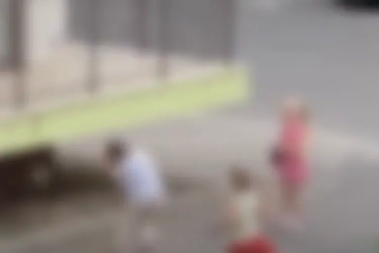 VIDEO. Jocuri periculoase într-un cartier din Cluj! Copii aruncă cu pietre în apartamente și în soclul blocului: „Părinților nici nu le pasă”