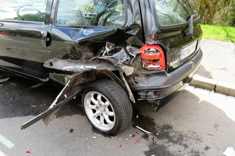 Un tânăr de 21 de ani din Cluj a intrat în mașina unei femei în plin și apoi a fugit de la locul faptei! Nu avea permis pentru nicio categorie de vehicule
