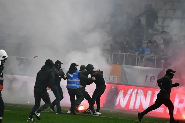 Incidente înaintea duelului Dinamo – FCSB de la Cluj. Un ultras dinamovist, reținut după ce a bătut doi jandarmi