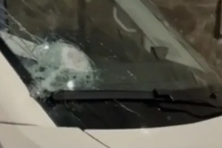 Ambulanțierii cer să fie trecuți la condiții deosebit de periculoase, după ce echipajul din Cluj a fost atacat cu topoare, bâte și pietre la Recea-Cristur