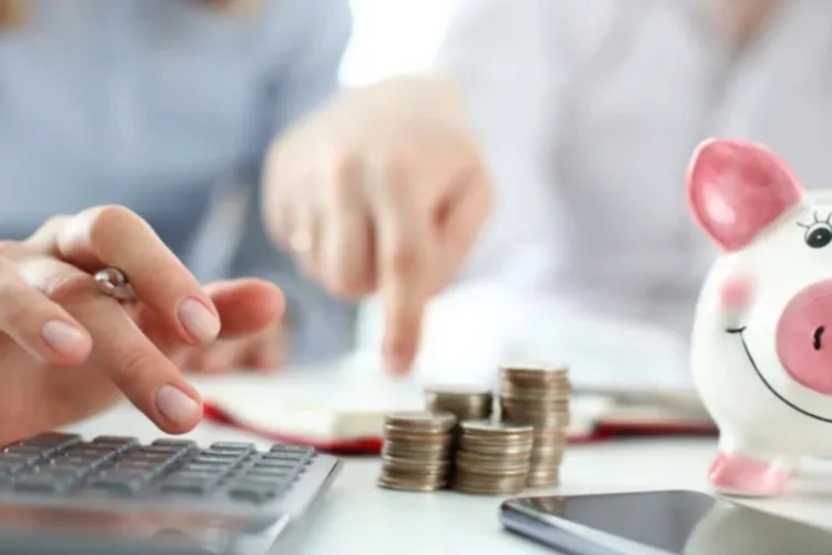 Mai puțin de jumătate dintre români reușesc să economisească în fiecare lună! Câți bani pun deoparte și ce îi împiedică să strângă economii