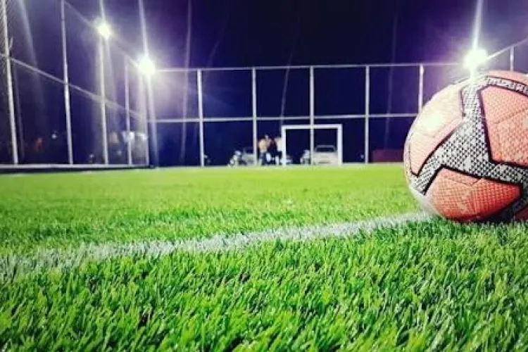 Nopți nedormite din cauza meciurilor de fotbal de pe sintetic! Un clujean cere oprirea nocturnei: „Țipete, înjurături și limbaj vulgar, în fiecare seară”