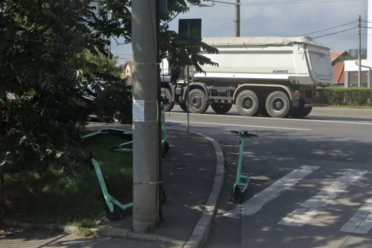 Pericol în trafic la Cluj-Napoca! Trotinetele parcate pe trotuar acoperă vizibilitatea șoferilor care ies în trafic: „Îngreunează grav vizibilitatea”