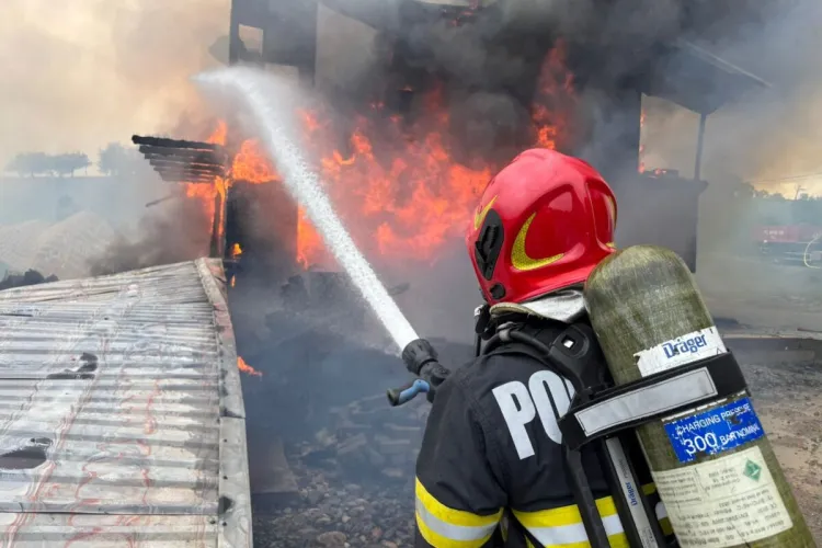 Incendiu la o mănăstire din Cluj. Mai multe chilii și anexe ard în acest moment. Pompierii din trei județe, solicitați să intervină