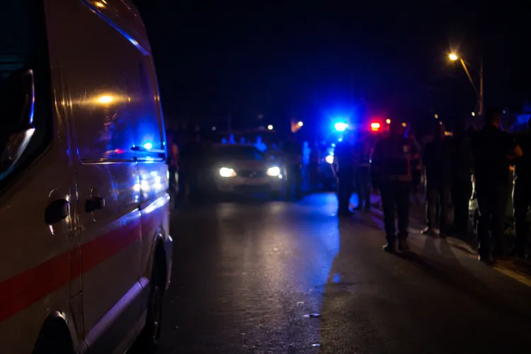 VIDEO. Ambulanță atacată la Cluj cu topoare și pietre a fost distrusă. Șoferul operat de urgență, după un traumatism ocular: Ambulanțele NU FURĂ copii!