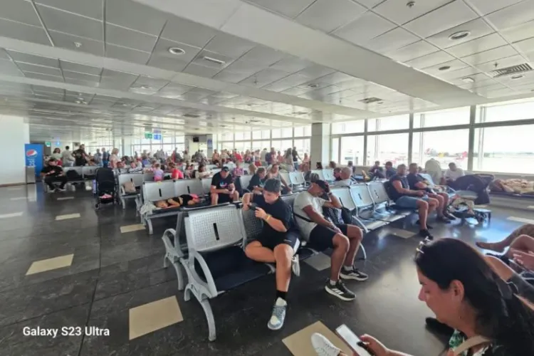 Calvar pentru turiștii din Cluj și București care merg în insula grecească Lesbos. Sunt blocați pentru minim 6 ore în așteptarea curselor TAROM