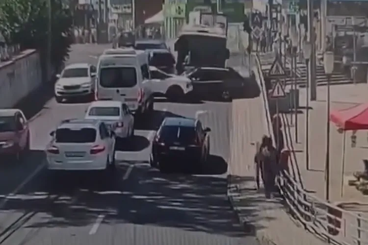 VIDEO. Momentul în care un șofer de autobuz, beat, intră în 12 mașini. Accident de amploare, cu 22 de persoane implicate