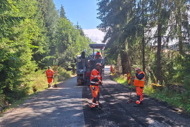 FOTO. Se lucrează pe drumul spre una dintre cele mai căutate zone turistice din Cluj! Se intervine pe un tronson de 22 de kilometri 