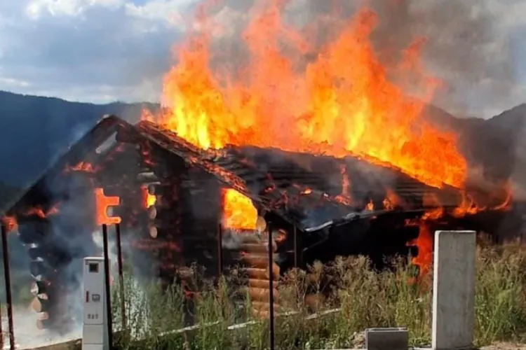Clipe de panică în Cluj! O cabană din lemn a luat foc ca o torță! Pompierii s-au luptat cu flăcările