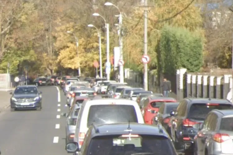 Problema de pe o stradă din inima Clujului, scoate lumea din minți! Șoferii lasă mașinile după ochi, iar locurile se pierd între ele: „Nefiind marcate...”