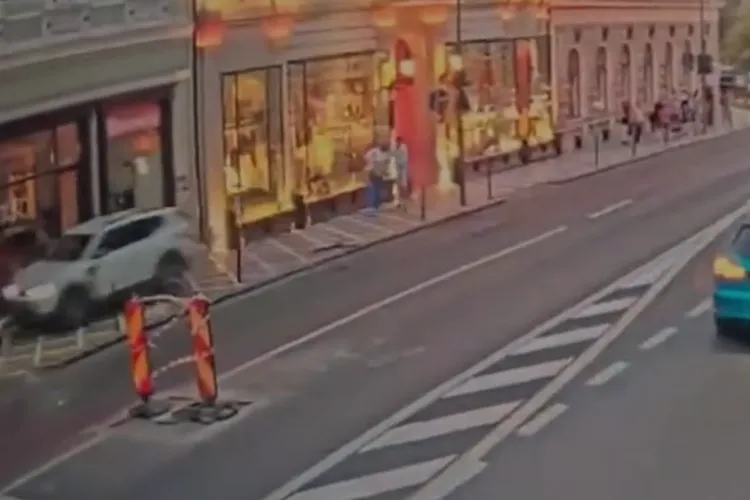 VIDEO. Momentul accidentului cumplit din seara asta în care un Duster a ajuns pe trotuar și a lovit trei pietoni. Doi oameni au murit