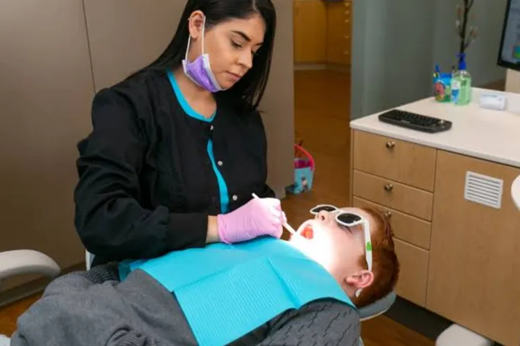 Lecții despre dinți și igienă dentară pentru liceeni! Elevii din România ar putea învăța la școală cum să prevină cariile și ce alimente să evite