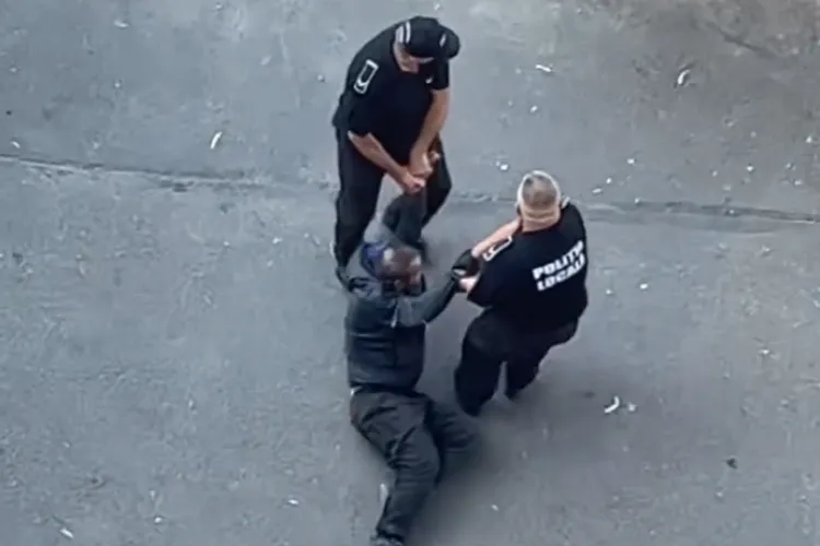 VIDEO. Imagini dureroase: Doi polițiști locali din Cluj târăsc pe stradă un bărbat până la dubă. La final, unul îl împinge cu piciorul pentru a închide ușa