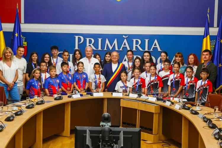 Emil Boc a premiat tinerii care au dus cauza câinilor fără stăpân în fața a 2.000 de sportivi din 47 de țări, la BTarena: „Un oraș prietenos cu animalele”