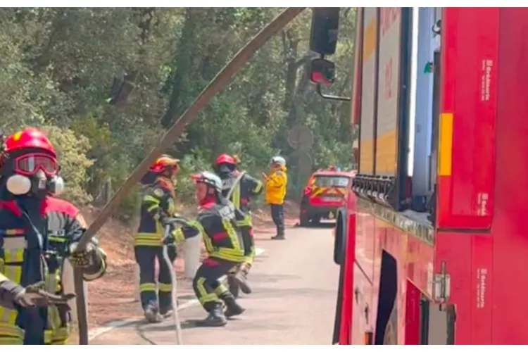 IMAGINI CARE ÎȚI TAIE RESPIRAȚIA! Pompierii români, în mijlocul incendiilor devastatoare din Grecia și Franța