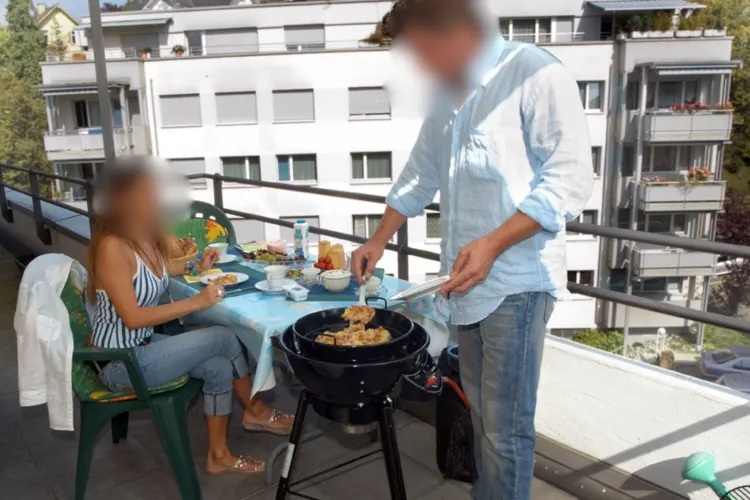 O clujeancă se plânge că vecinii fac grătar aproape în fiecare săptămână și îi umplu apartamentul de fum: „Stau cu geamurile închise pe căldura asta”