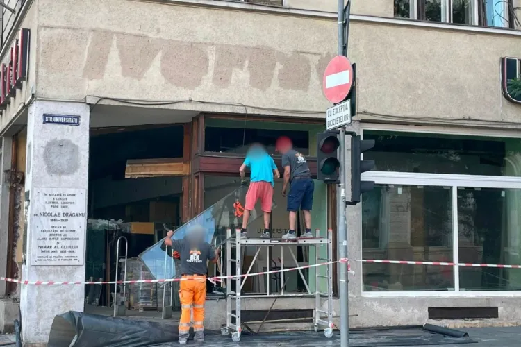 Revoltă la Cluj după schimbarea geamurilor unei librării: „Îmi zgârie ochii și mă doare inima”. Ultimele bucăți de lemn, înlocuite cu termopan alb