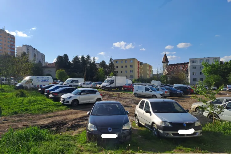 Spațiul verde al unui bloc din Cluj-Napoca, transformat în parcare. Doi clujeni au rezolvat singuri problema parcărilor