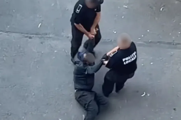 VIDEO. Imagini revoltătoare din Cluj-Napoca: Un bărbat este târât pe asfalt de polițiștii locali până la autospecială. IPJ a deschis dosar penal