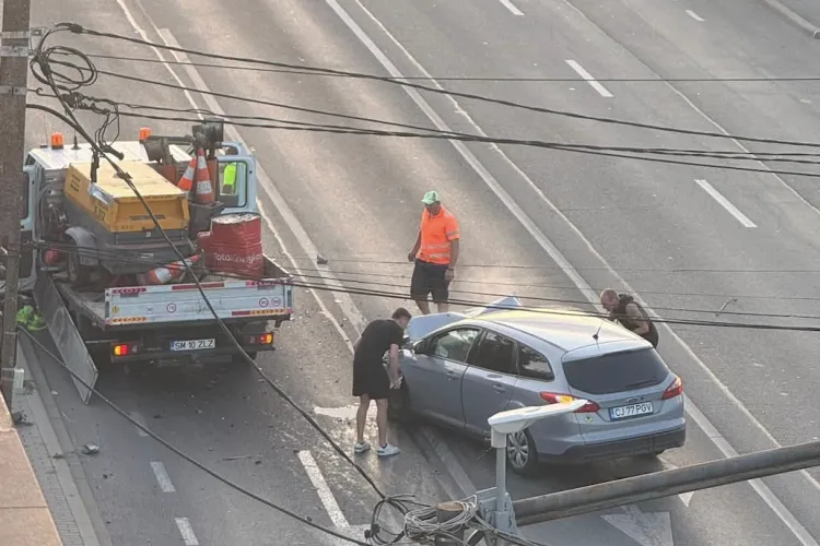VIDEO. Accident grav în Cluj! O mașină și autoutilitară s-au ciocnit la primele ore ale dimineții: Traficul se aglomerează