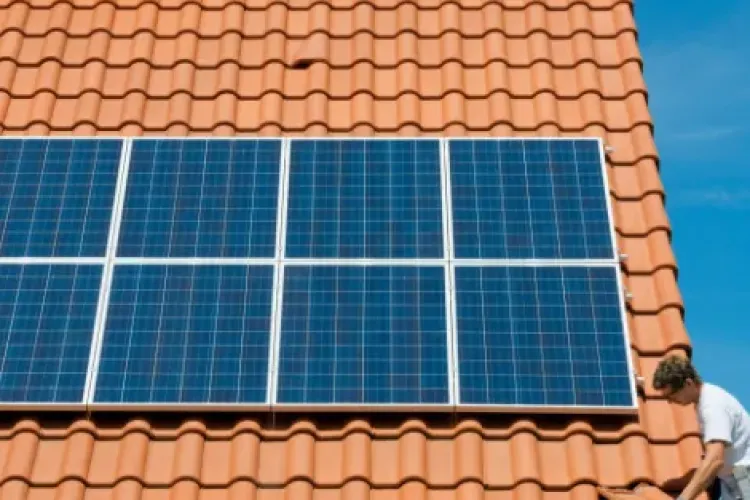 Programul Casa Verde se schimbă în 2026. Banii pentru panouri fotovoltaice ar putea fi redirecționați către baterii de stocare