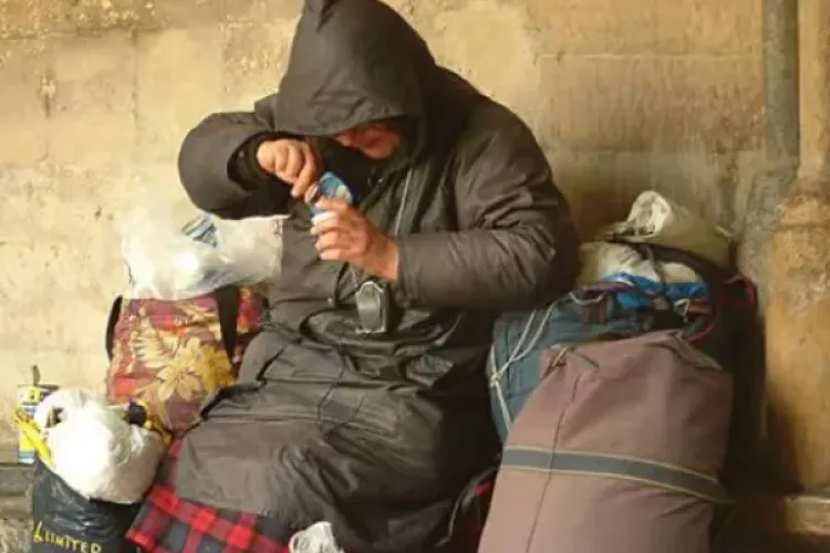 Clujenii reclamă haosul de pe Malul Someșului! Tomberoanenele sunt distruse și oameni ai străzii dorm în Parcul Rozelor: „Dorm liniștiți” 