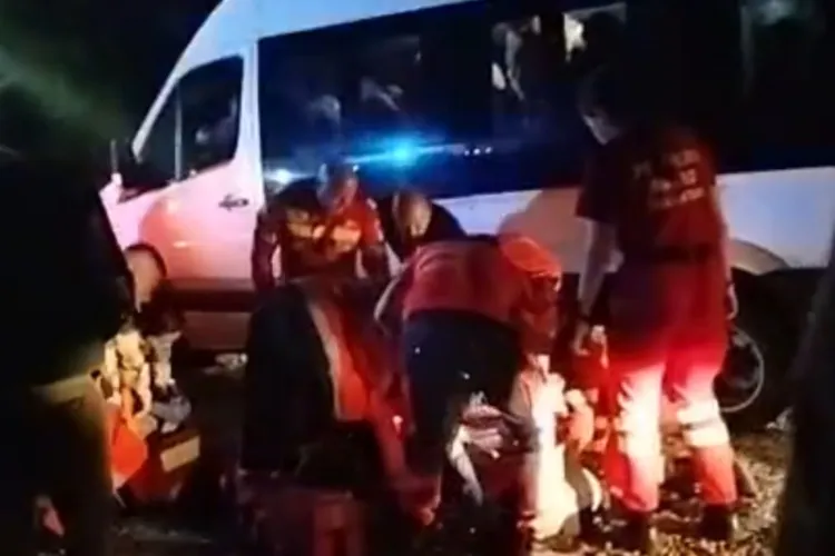 VIDEO. Haos la Mănăstirea Nicula! Pelerinii s-au îmbulzit în mulțime, deși pompierii au făcut apel la calm și le-au cerut să nu blocheze căile de acces