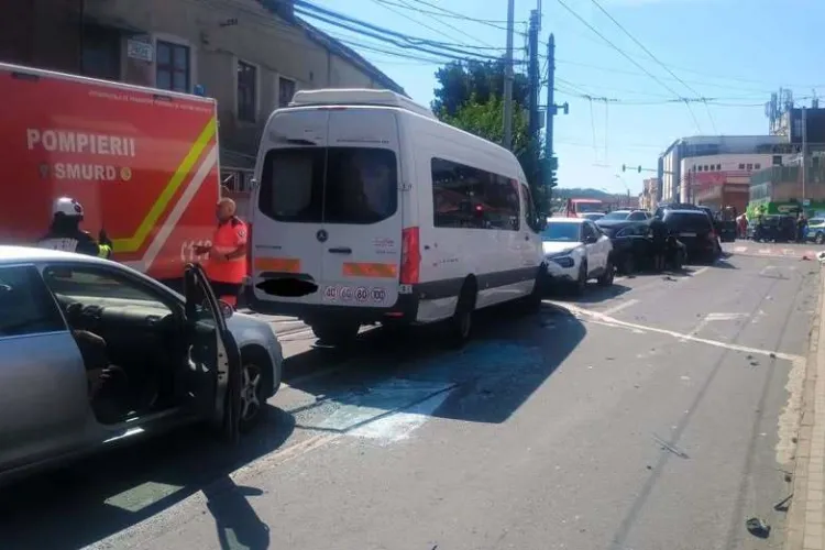 Planul Roșu de intervenție a fost activat. Un microbuz și mai multe mașini, implicate într-un accident cu 6 victime