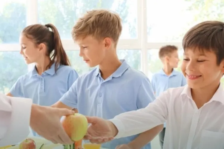 Masă caldă pentru micii clujeni din Apahida! Primăria anunță că programul va ajunge la creșă, grădiniță și până în clasa a IV-a