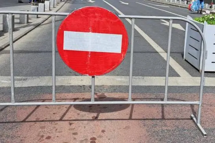 Se închide o stradă intens circulată din Cluj! Restricțiile durează o săptămână întreagă, iar șoferii vor fi blocați zilnic, timp de nouă ore pe zi