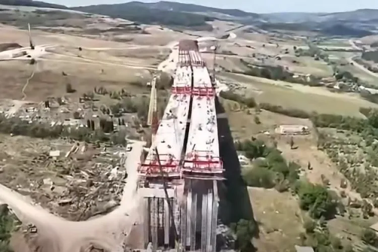 VIDEO. Viaductele spectaculoase de pe Autostrada Transilvania avansează alert. Cum arată cel mai spectaculos tronson de autostradă