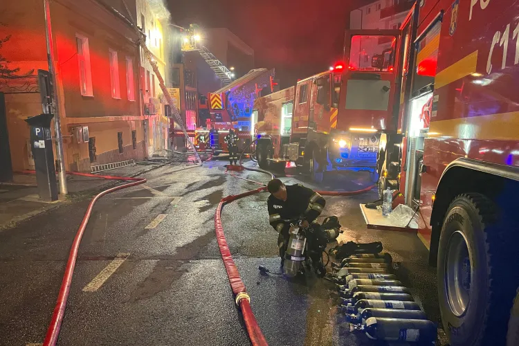 VIDEO. Incendiu de proporții azi-noapte în Hașdeu. O pensiune a luat foc, iar flăcările s-au extins la casele din jur. Pompieri chemați și din alte județe