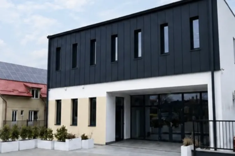 Primăria unei comune din Cluj se mută sâmbătă în clădire nouă. Ce se schimbă pentru oamenii care ajung acolo cu dosare, nunți sau probleme