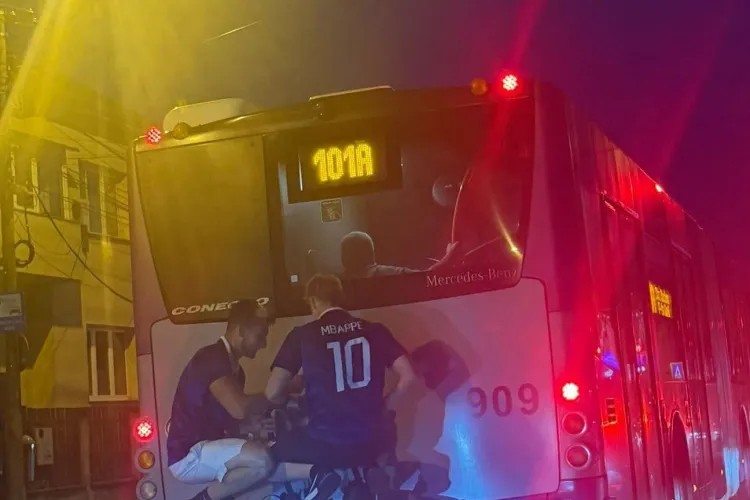 FOTO. „Mbappe” nu a prins loc în CTP. Imaginea zilei în Cluj, oferită de doi fani ai superstarului francez