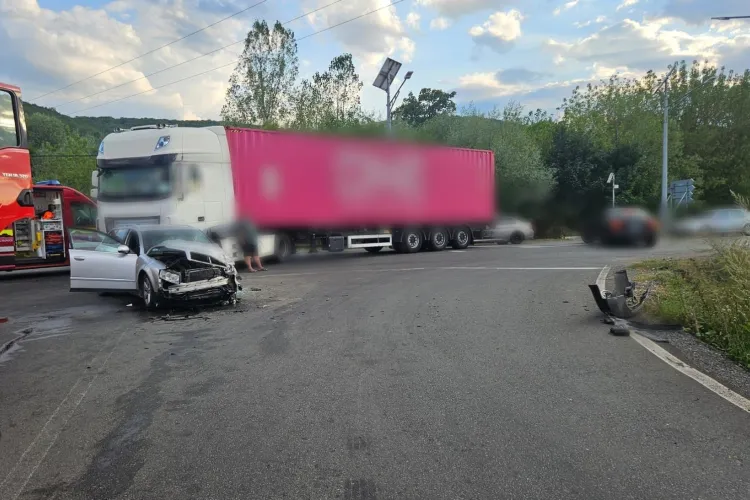 FOTO. Impact puternic pe un drum din Cluj! Un TIR a intrat într-o mașină! Două persoane au fost transportate de urgență la spital 