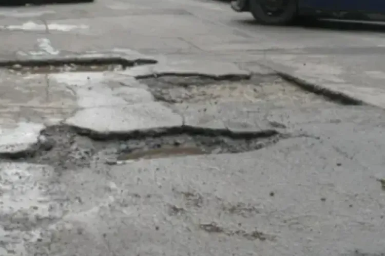 Gropi și asfalt deteriorat pe trei străzi din Cluj-Napoca! Locuitorii cer reparații înainte să vină iarna