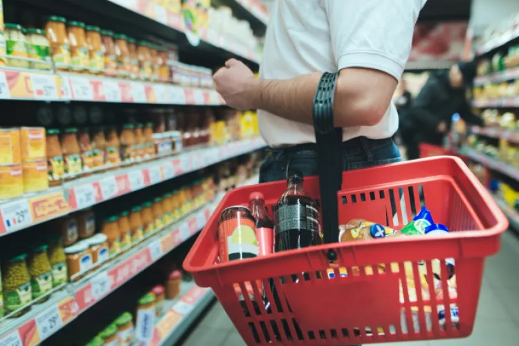 Românii au dat 68 de miliarde de lei în șase luni, dar coșul s-a subțiat! Care sunt, primele produse tăiate de pe listă: „Consumatorii devin mai selectivi”